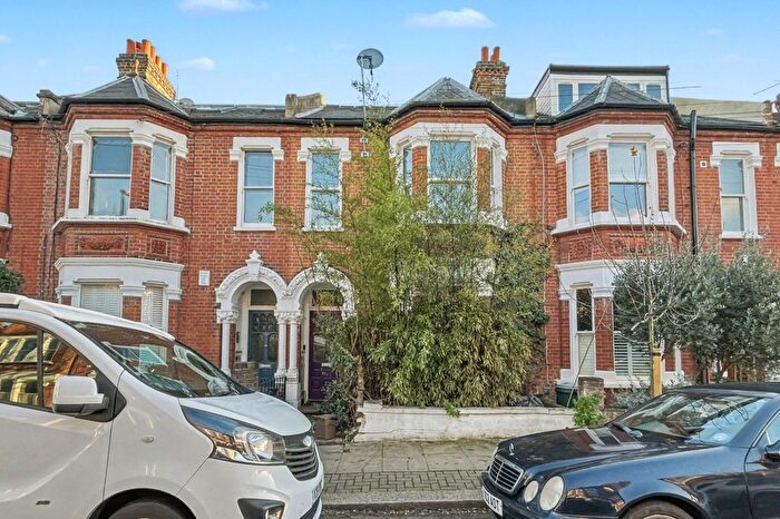 2 Bedroom Flat For Sale In Manchuria Road, London, SW11