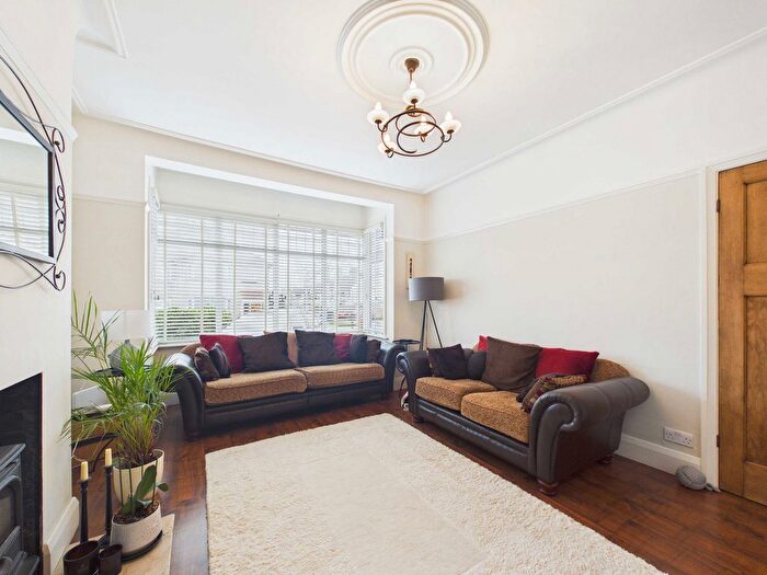 3 Bedroom Semi-Detached House For Sale In Ambleside Drive, Southend-On-Sea, SS1 - Photo 5