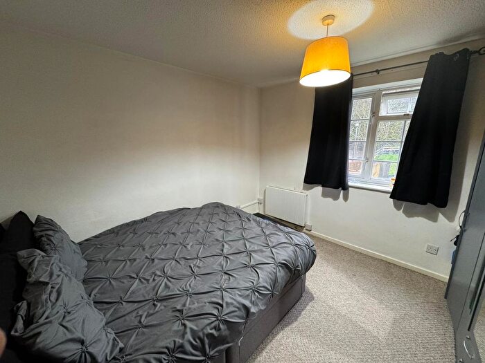 2 Bedroom Flat To Rent In Mayford Close, Beckenham, BR3