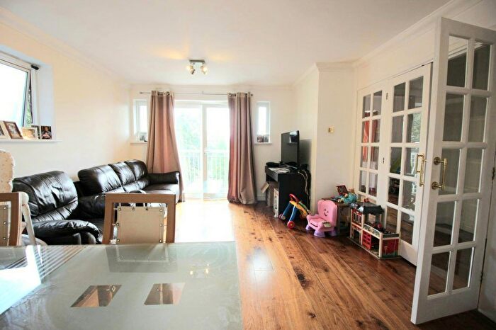 3 Bedroom Flat To Rent In Queens Road, London, NW4