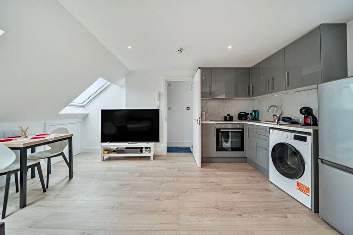 Studio To Rent In Canada Road, Acton, London, W3