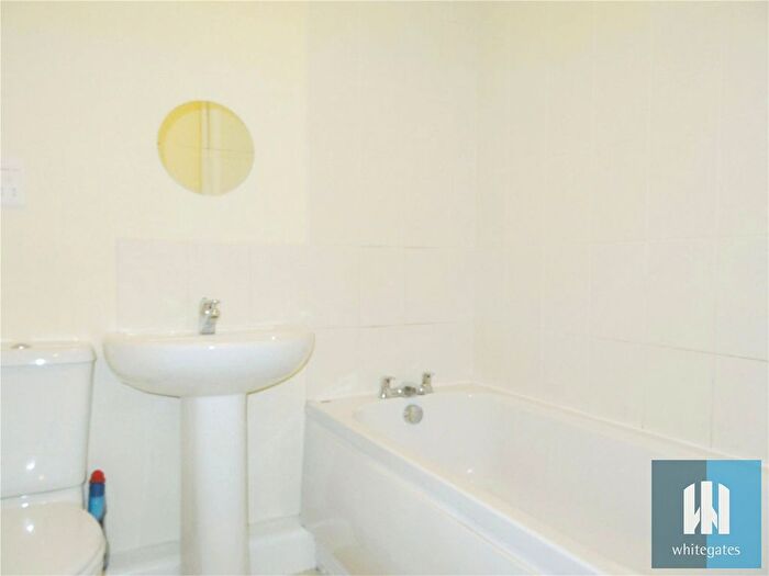 2 Bedroom Flat To Rent In Croft Court, Mount Lane, Rastrick, Brighouse, HD6