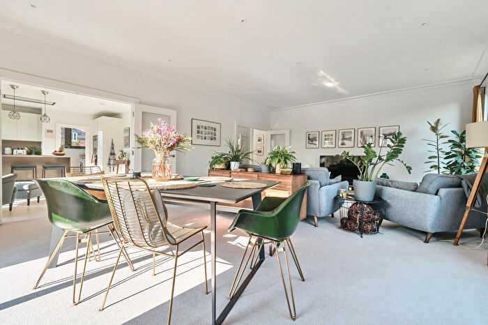 2 Bedroom Flat For Sale In Mill Lane, Maidenhead, SL6