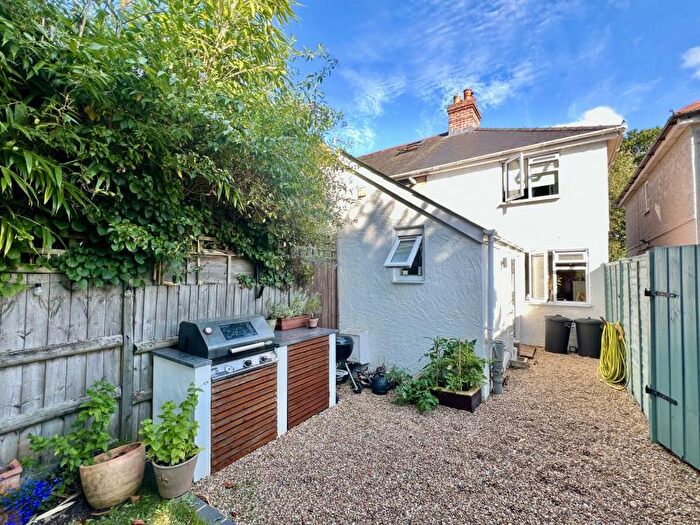 2 Bedroom Cottage For Sale In Kingsbury Lane, Ringwood, BH24