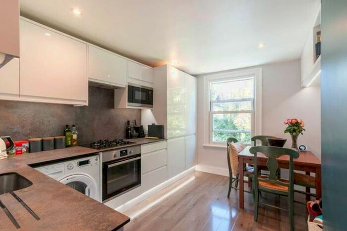 2 Bedroom Flat To Rent In Bloemfontein Road, Shepherd's Bush, London, W12
