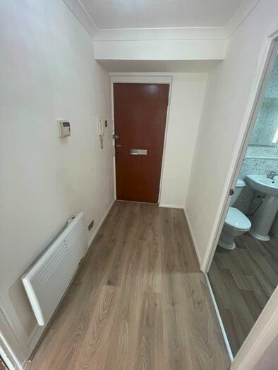 1 Bedroom Flat To Rent In Fairlop Road, Leytonstone, E11