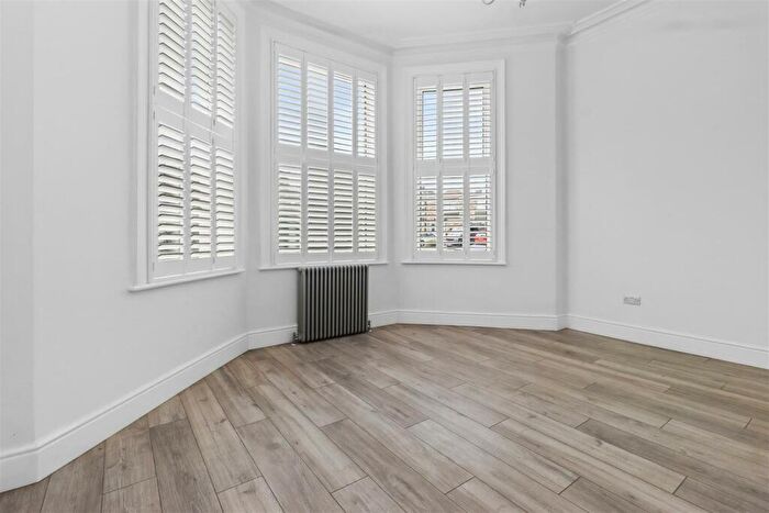 2 Bedroom Flat For Sale In Upperton Gardens, Eastbourne, BN21