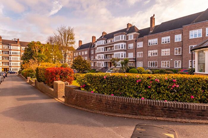 3 Bedroom Flat For Sale In Putney Heath, London, SW15