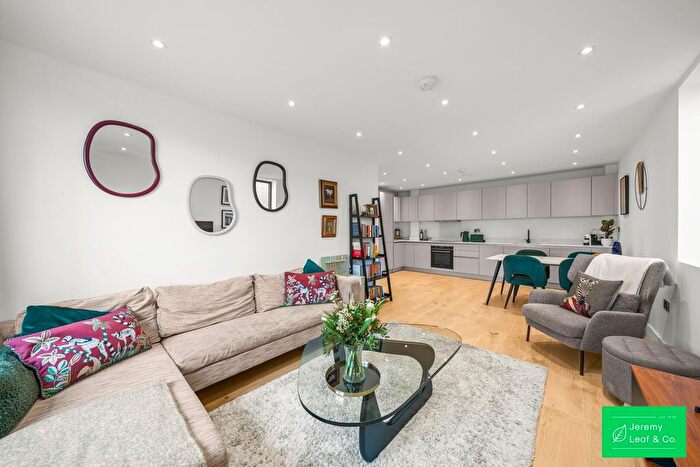 2 Bedroom Flat For Sale In Hamlet Gate, High Road, London, N2