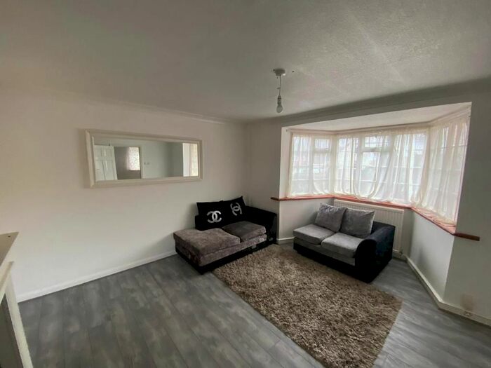 3 Bedroom Semi-Detached House To Rent In Rickmanhill, Purley CR5