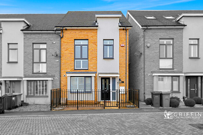 3 Bedroom Semi Detached House For Sale In Courts Way, Aveley, South Ockendon, RM15