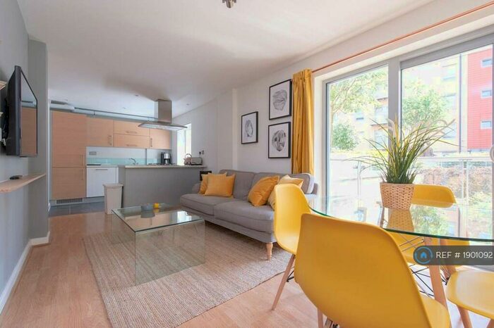 2 Bedroom Flat To Rent In Queen Mary Avenue, London, E18