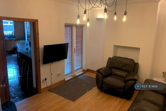 6 Bedroom Terraced House To Rent In Wellington Street, Kettering, NN16