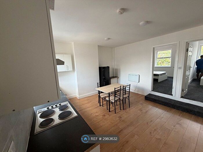 2 Bedroom Flat To Rent In Dagenham, Dagenham, RM8