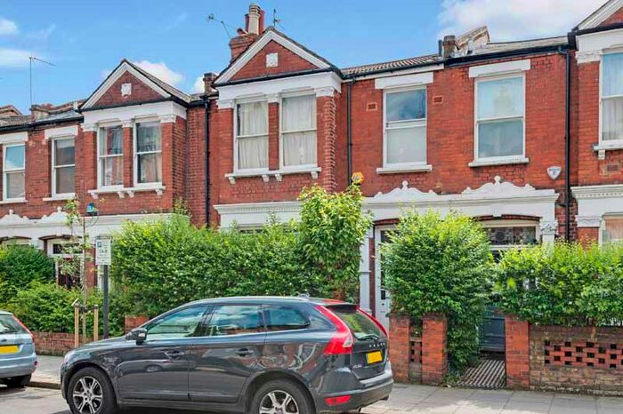 3 Bedroom Flat To Rent In Constantine Road, Hampstead Heath, London, NW3