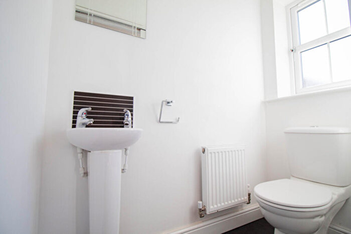 2 Bedroom End Of Terrace House To Rent In Shinewater Park, HU7
