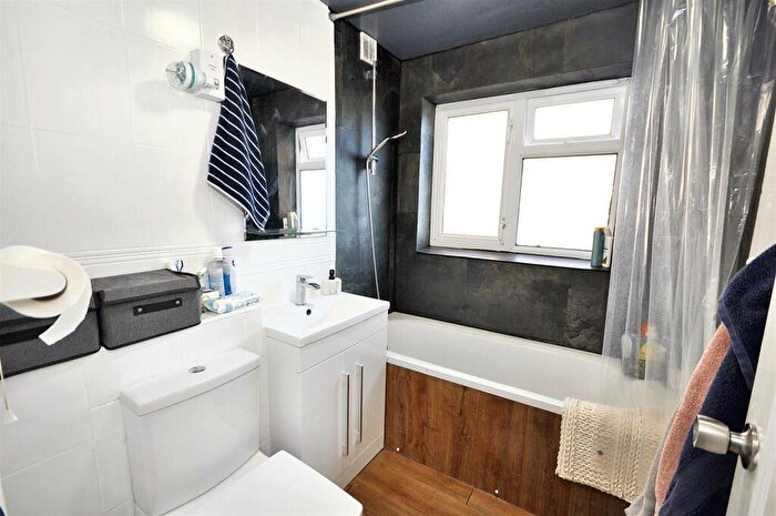 2 Bedroom Flat To Rent In Crown Way, Leamington Spa, CV32