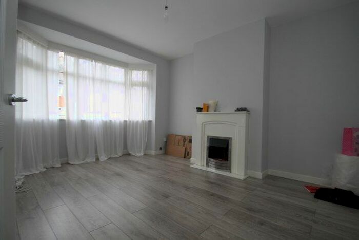 2 Bedroom Flat To Rent In Mill Vale, Bromley, BR2