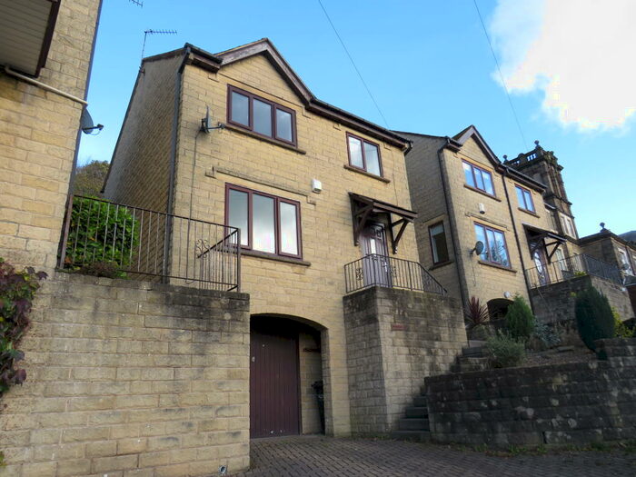 3 Bedroom Detached House To Rent In Burnley Road, Halifax, HX2