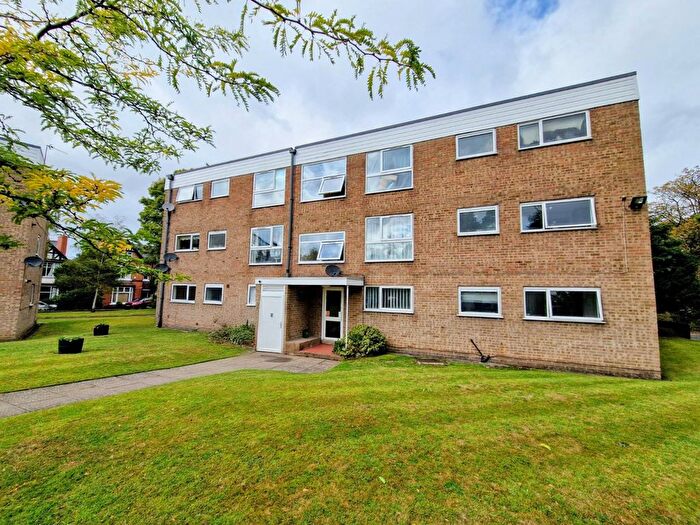 2 Bedroom Flat For Sale In Kineton Green Road, Solihull, West Midlands, B92