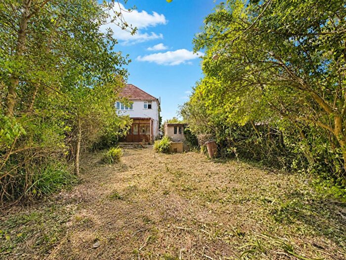 3 Bedroom Semi-Detached House For Sale In Oxford Avenue, Heston, TW5