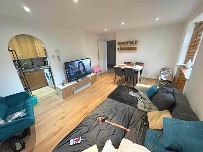2 Bedroom Flat To Rent In Everett Court, Watling Street, WD7