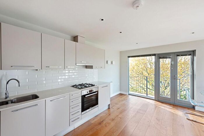 2 Bedroom Flat To Rent In Flat Ellington Court, N14