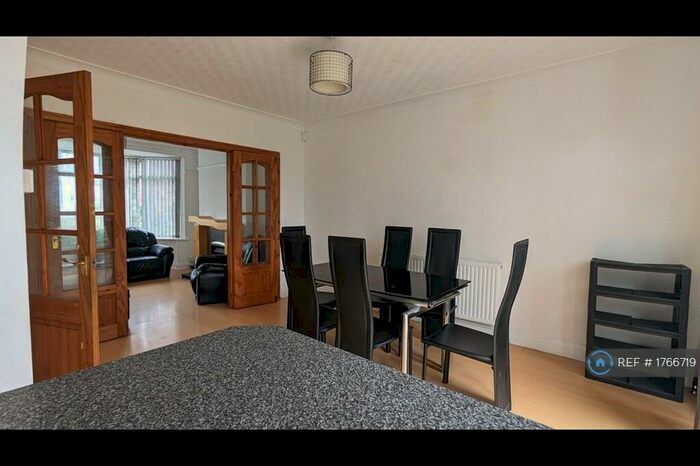 3 Bedroom Semi-Detached House To Rent In Oakwood Lane, Leeds, LS8