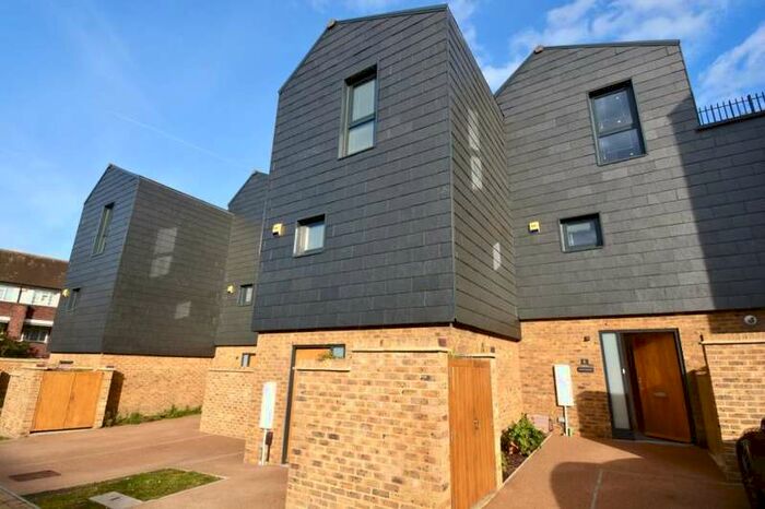3 Bedroom Property To Rent In Stone Yard Mews, Greater London, London, SE12