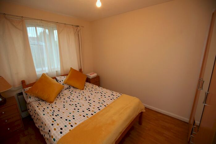 1 Bedroom Flat To Rent In Raglan Close, Hounslow, TW4