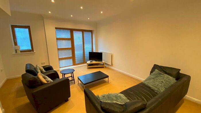3 Bedroom Town House To Rent In Barton Road, Old Market, Bristol, BS2