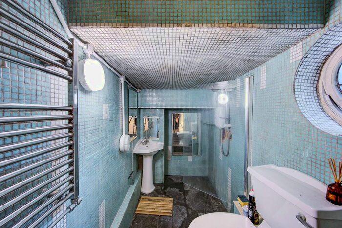 2 Bedroom Flat To Rent In Barclay Road, Fulham Broadway, London, SW6