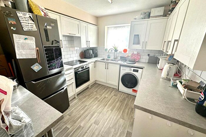 2 Bedroom Flat For Sale In Greystone Avenue, Worthing, West Sussex, BN13