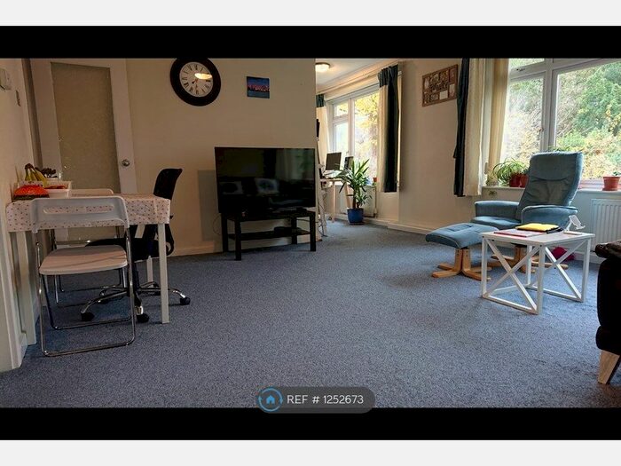 2 Bedroom Flat To Rent In Deepdene Court, Shortlands, Bromley BR2