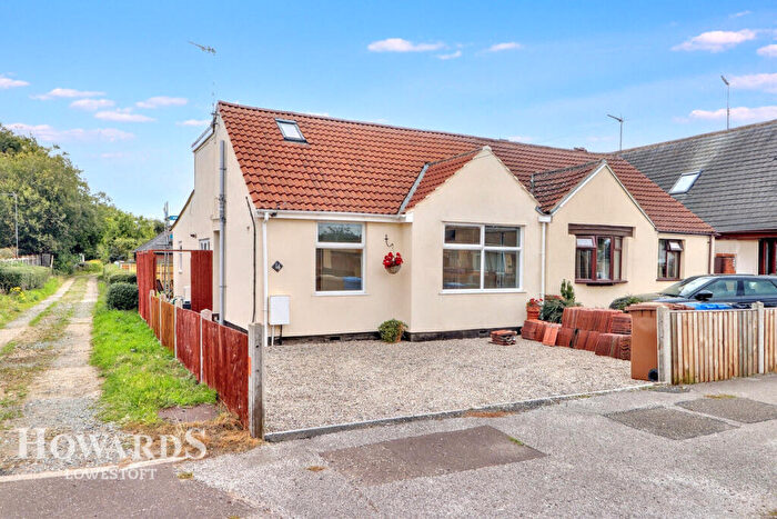 3 Bedroom Chalet For Sale In Homefield Avenue, Lowestoft, NR33
