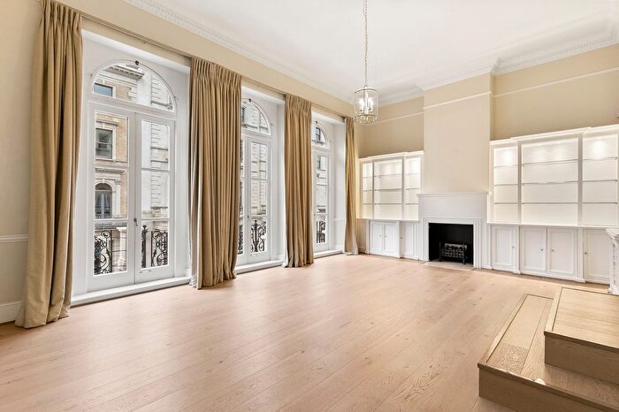 3 Bedroom Flat To Rent In De Vere Gardens, South Kensington, W8