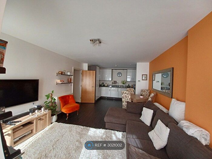 2 Bedroom Flat To Rent In Kestrel Court, Maidenhead, SL6