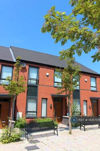 3 Bedroom Terraced House To Rent In Spinner Street, Stockport, SK1