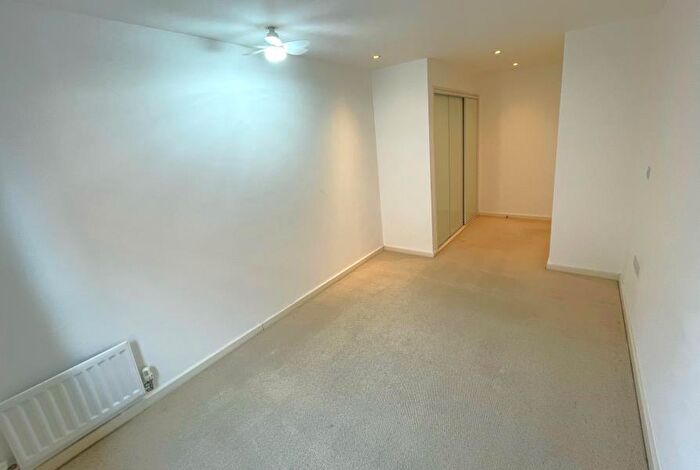 1 Bedroom Flat To Rent In Woking, Surrey, GU21