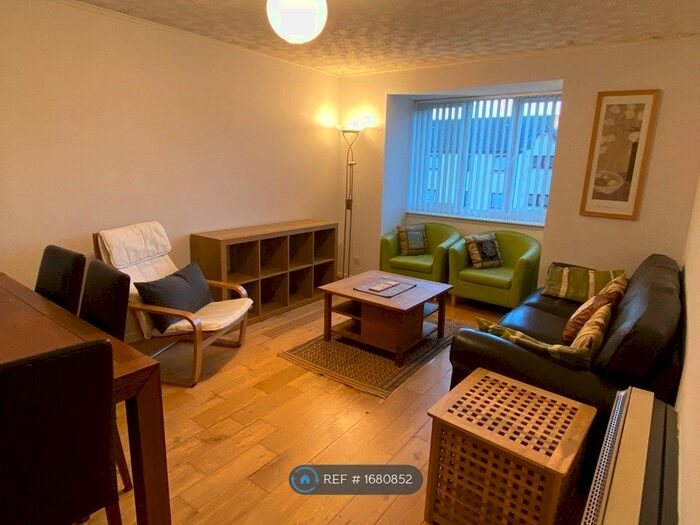 2 Bedroom Flat To Rent In South Lorne Place, Edinburgh, EH6