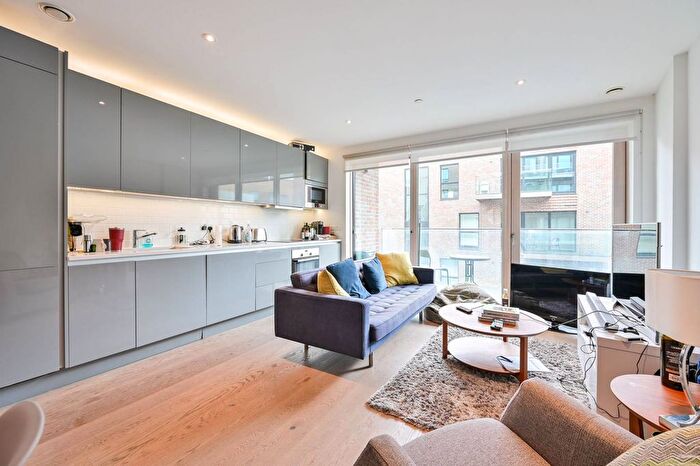 2 Bedroom Flat To Rent In Victory Place, Elephant And Castle, London, SE17