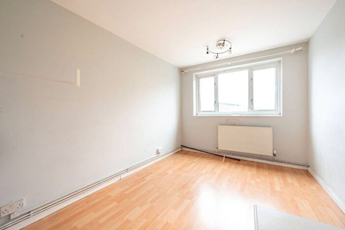 3 Bedroom Flat To Rent In Dawn Crescent, Stratford, London, E15
