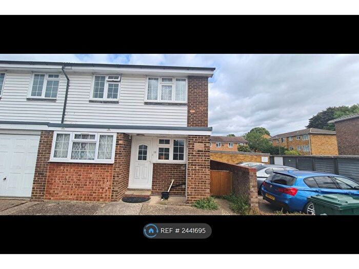 4 Bedroom End Of Terrace House To Rent In Robin Way, Staines Upon Thames, TW18