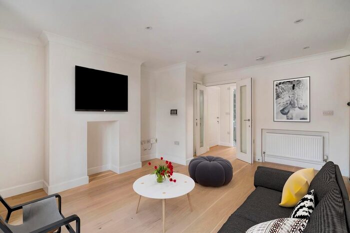 1 Bedroom Flat To Rent In Queens Close, Lammas Lane, KT10