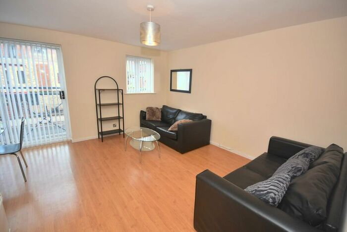 3 Bedroom Flat To Rent In Stretford Rd, Hulme, Manchester, M15