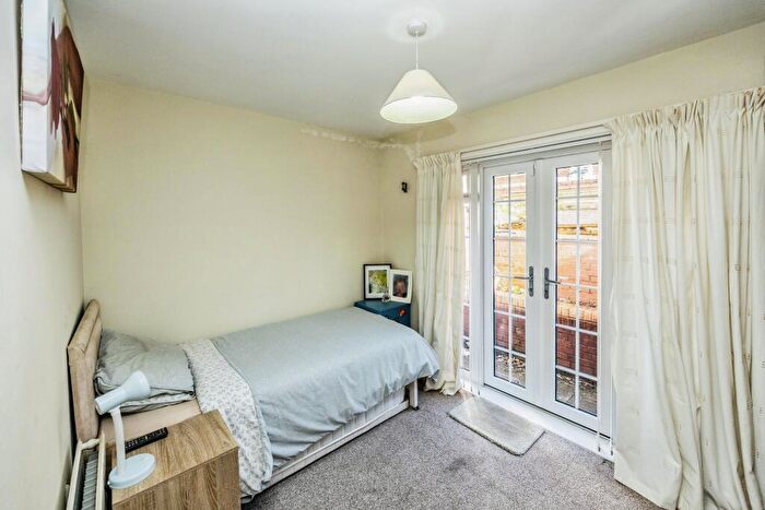2 Bedroom Bungalow For Sale In Cross Lane, Newsome, Huddersfield, West Yorkshire, HD4