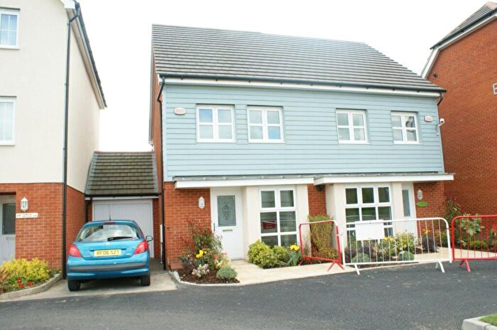 2 Bedroom House To Rent In Ashmount Crescent, SL1