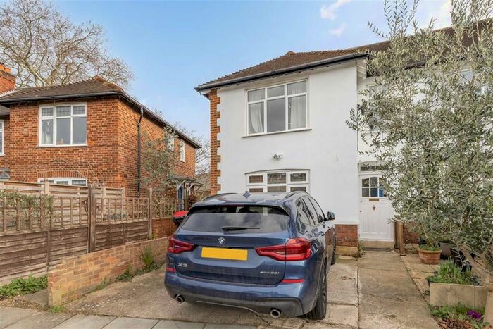 2 Bedroom Flat To Rent In Courtlands Avenue, Kew, Richmond, TW9