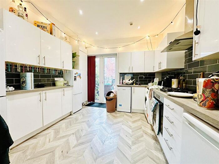 6 Bedroom House To Rent In Rothesay Avenue, Nottingham, NG7