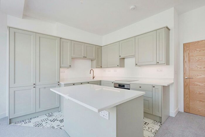 2 Bedroom Flat To Rent In Palmeira Avenue, Westcliff-On-Sea, SS0